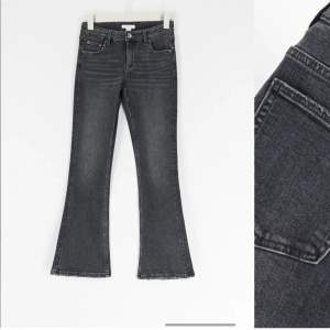 Säljer de här mörk gråa jeansen från Gina tricot, aldrig använda pågrund av att de var för stora, har varit slutsålda på hemsidan länge 