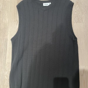 Weekday väst aldrig använd sorlet S - Säljer nu min weekday väst då den aldrig kommer till användning är i helt nyskick aldrig använd 