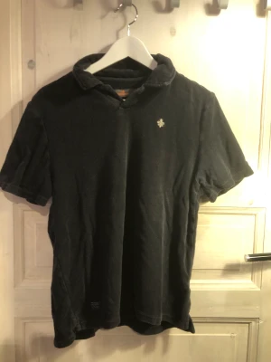 Morris Terry Jersey Polo Old Blue/Frotte Pike - Skön Morris Frotte pike som jag köpte på design only för 900 spänn. Har använt tröjan ca 2 gånger på sommarlovet och tvättat den två gånger så den är i väldigt bra skick. Jävligt skön pike nu inför sommaren priset kan diskuteras vid snabb affär.