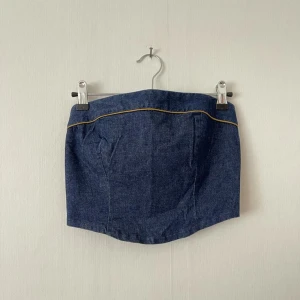 Jeans top - Jeans top med dragkedja på sidan i storlek XS. Den är väldigt strukturerad vid byst delen. Säljer för 60kr. 💙