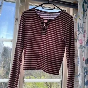 Randig ribbad tröja  - En randig ribbad tröja med snörning i storlek M