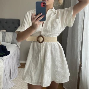 Vit klänning  - Säljer denna vita klänning som är i storlek L men passar mig som har s/m! Det är en liten L! Säljer för 250kr