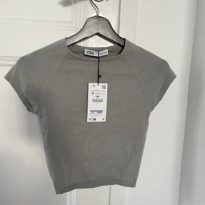 Topp - Topp från zara, storlek S. Aldrig använt❤️ öppen i rygg, sticks inte