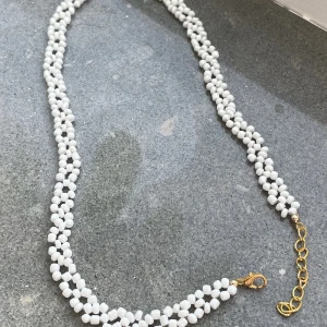 LEA halsband - LEA halsband/ armband. 100/ 50 SEK.   Går att få i valfri färg och med guld eller silver karbinhake. Hör av er på instagram @fromleelima för mer🤍 GRATIS FRAKT 🤍