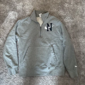 Nike vintage halfzip - En tvärsnygg vintage halfzip från Nike i fint skick  