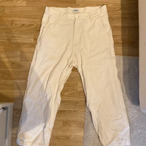 Weekday linnebyxor beige herr - Fina linnebyxor i bra skick från weekday. Storlek 48 (XS i herrstorlek)  Knappt använda skick 9/10 nypris  700kr