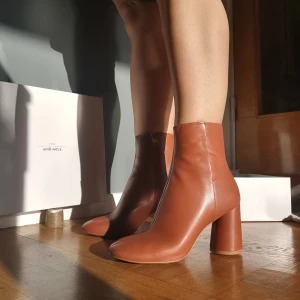 & Other stories stövletter!  - Sänkt priset!!! Jättefina stövletter från & other stories. Stl 37. Helt oanvända, kommer med originallådan. Säljer på grund av fel storlek. Skriv gärna för mer bilder! 