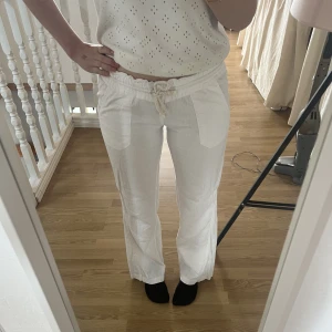 Roxy linnebyxor - Jättefina nästan helt oanvända linnebyxor från roxy, som är slutsålda nästan överallt! Nypris: 599kr