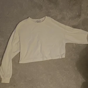 Sweatshirt  - Vit sweatshirt från chiquell. Värde: 350kr  Säljer för:150k