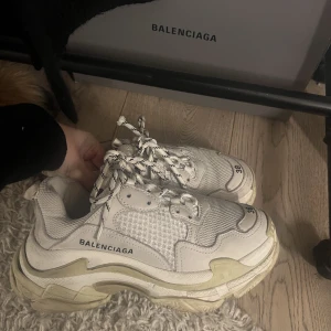 Balenciaga triple s - Tänkte kolla intresset på dessa skor. Storlek 38 men är stora i storleken skulle jag säga så passar någon 38/39/40. Kvitto, dustbag och kartong medföljer. Jag står inte för fraktkostnad! 