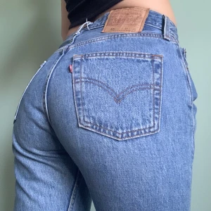 Vintage cropped Levi’s  - Så himla fina vintage Levi’s jeans i felfritt skick💙💎✨ så jämn och fin blå färg på dessa!! Storlek: W30 L30 (💸Rabatt & samfrakt vid köp av flera varor)