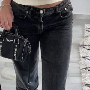 gina tricot  - säljer mina jeans som e för tajta som jag beställde o kom innan jag reste så kunde inte lämna tillbaka har haft på mig de 2 gånger bara.