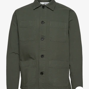 Selected homme overshirt - Grön overshirt/utility jacka från märket selected homme, storlek S, skick 10/10 säljer då jag köpte fel färg