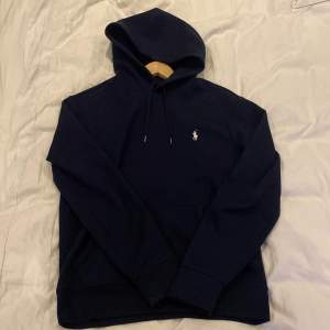 Snygg Mörkblå Ralphlauren hoodie i storlek S sitter som en smack med en skön luva som värmer huvudet ordentligt köpt på zalando för 1500
