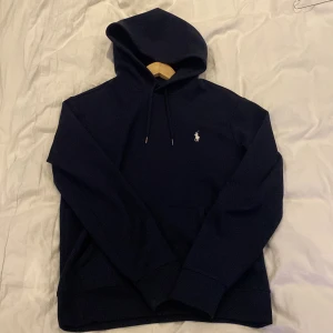 Ralph Lauren Hoodie - Snygg Mörkblå Ralphlauren hoodie i storlek S sitter som en smack med en skön luva som värmer huvudet ordentligt köpt på zalando för 1500
