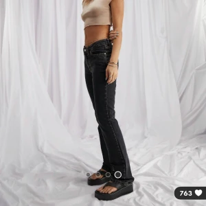 Snygga washedblack jeans - Jeans från asos. Snygga och lågmidjade washedblack jeans. Tyvärr försmå därför inga bättre bilder.