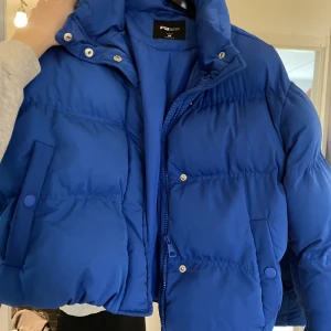 Blå jacka - Supercoola jacka som passar till de flesta tillfällena💙 aldrig använd