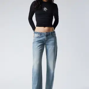 Low arrow straight jeans från weekday! Jättefina! Köpta här på Plick för 300, säljer då de inte riktigt satt bra på mig💕Sitter som en 34💘 Pris går att diskutera❤️