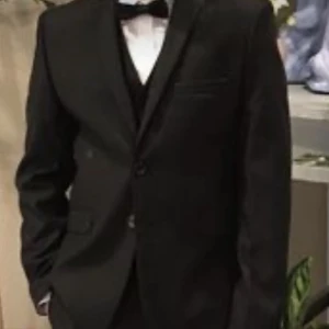 Kostym -  Innehåller jacka, väst, byxor, fluga och är för 11-13 år barn, måste komma och plocka up kostymen