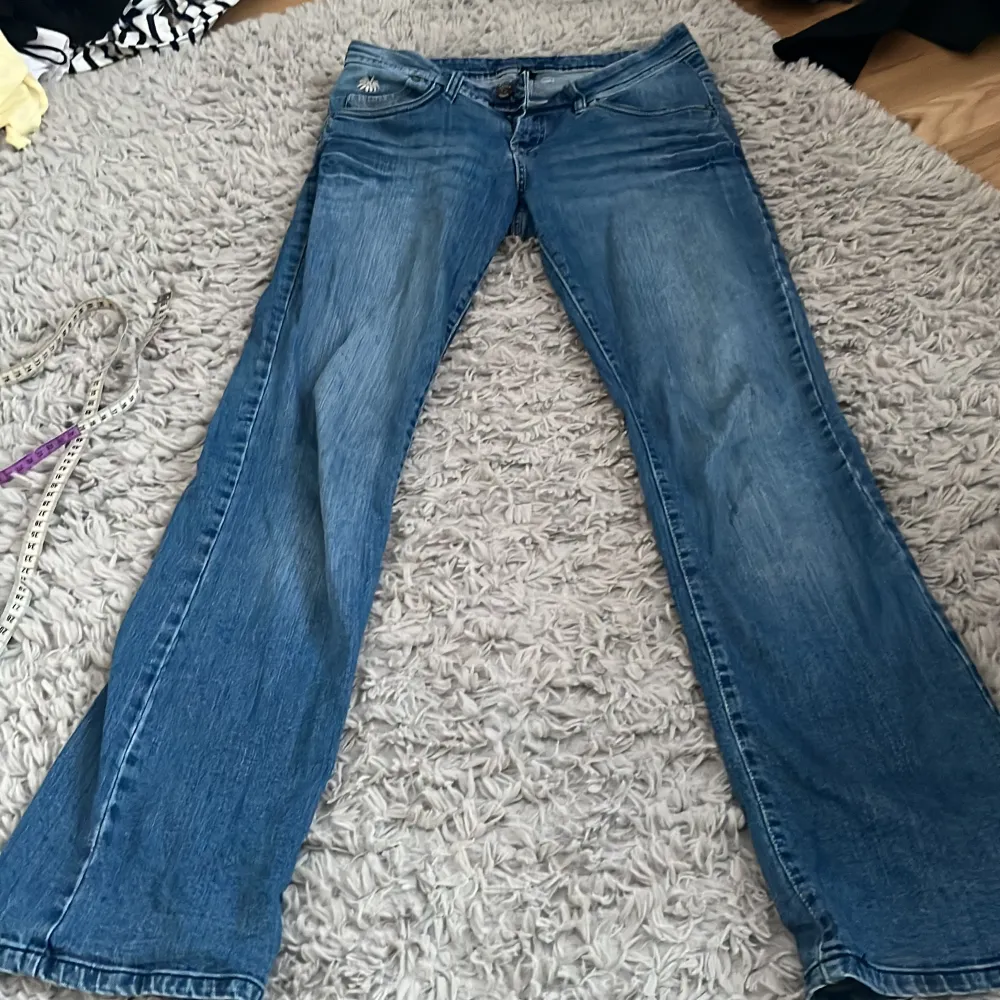 Gulliga låga jeans 39 midjemått rakt över 82 cm innerbenslängd är ca 168 som referens. Frakt är exkl men möts gärna upp! Bra skick . Jeans & Byxor.
