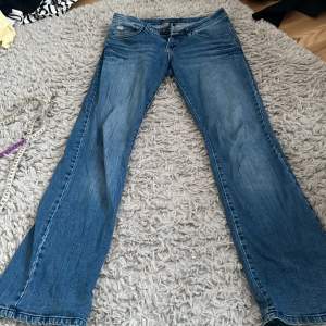 Gulliga låga jeans 39 midjemått rakt över 82 cm innerbenslängd är ca 168 som referens. Frakt är exkl men möts gärna upp! Bra skick 
