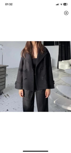 Kappa - Helt oanvänd kappa från Design by Si. Säljer då jag inte hann skicka tillbaka i tid, har alltså prislappen kvar. Tryck gärna på köp nu ❤️