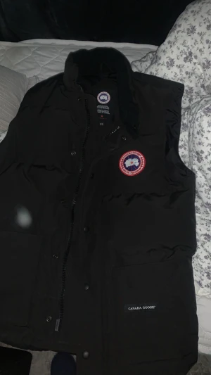 Canada Goose Väst  - Hej säljer denna canada goose väst i storlek xs eftersom jag inte använder den direkt. Såklart äkta 