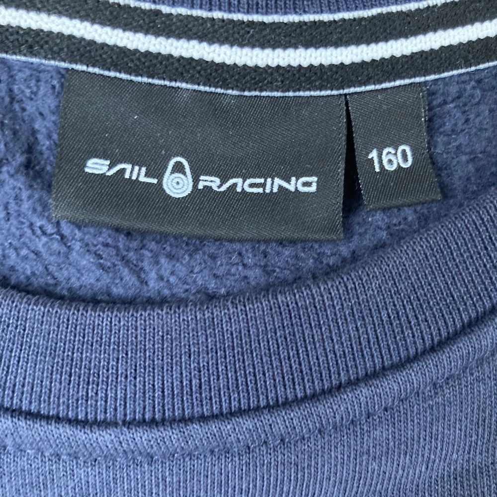 Blå Sail Racing sweatshirt, skick 9/10, säljer pga att den inte passar längre, nypris 750. Huvtröjor & Träningströjor.