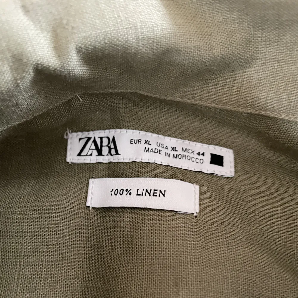 Linneskjorta från Zara, säljes då den är för stor för mig. Bra skick då den knappt är använd.. Skjortor.