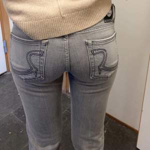 Privat bud : 500 Ljusgråa lågmidjade jeans med coola fickor. Tyvärr för små för mig (min kompis på bilden) 😭💗💗 midjemått: 40 rakt över. Innerbenslängden : 81 Kom privat vid frågor 💘 