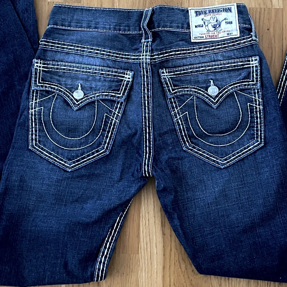 True Religion Med Tripple Stitch😈  Midja 40cm  Innerben 83cm Ben öppning 20,5cm . Jeans & Byxor.