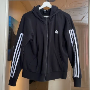 Tröja - Svart tröja från Adidas