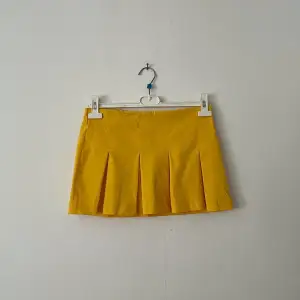 Gul kjol för 45kr. I storlek 36 (XS-S). I nyskick 💛