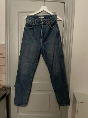 Högmidjade, mörkblå jeans från Gina tricot i bra kvalitet! 