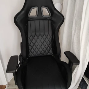 Gaming stol - Nypris: 2999:- Nuvarande rea: 2250:- Jag säljer den för 1000:-