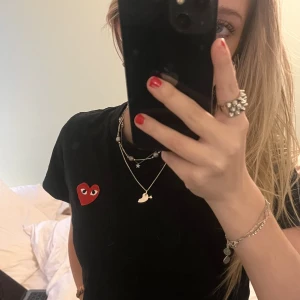 Comme des Garçons Play T-shirt - Säljer min svarta Comme des Garçons Play T-shirt som jag har köpt här på plick. Den är i storlek M, men väldigt liten i storleken o sitter perfekt på mig som har xs 