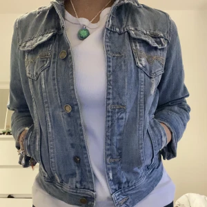 Jean jacka  - KAN DISKUTERA PRIS🩵Super snygg Jean jacka som fick från min mammas vintage garderob  men tyvärr använder jag det inte💙
