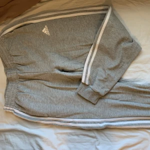 adidas mjukisbyxor  - adidasbyxor stl xs, bra skick!!💋
