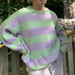 Stickad tröja - Sommavibes på denna stickade från strandivarius! Super mysig, skön och oversized😍 knappt använd, köpare står för frakt💕