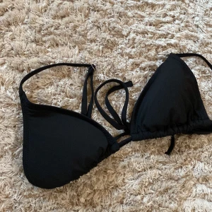 Bikinitoppar💓💓 - Säljer dessa 2 super söta bikini toppar som har används ett fåtal gånger, dom är nytvättade vid köp och m hör av dig för mer information eller bilder. 💓💓priset är styck men hör av dig om du vill diskutera priset💓