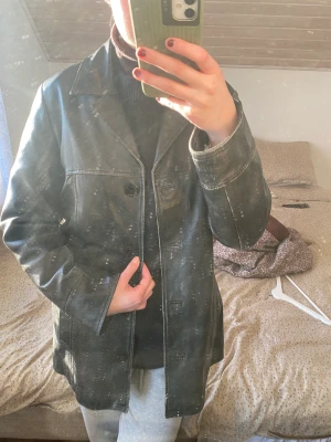 Vintage jacka - Svart skinnjacka köpt på secondhand för 400 kr Lite oversized