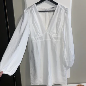 Vit klänning  - Jättefin klänning från Nelly som jag köpte som ett alternativ till studenten. Klänningen är i storlek 34 och aldrig använd. 
