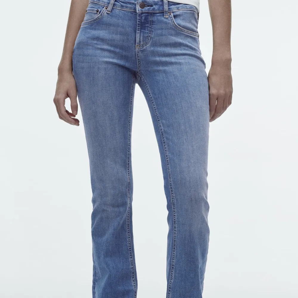 Lågmidjade jeans ifrån zara, säljer då jag bestämde fel storlek…☺️(nypris 400). Jeans & Byxor.