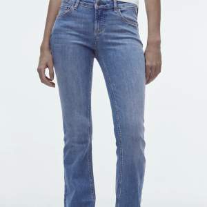 Lågmidjade jeans ifrån zara, säljer då jag bestämde fel storlek…☺️(nypris 400)