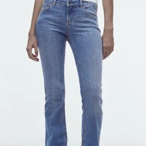 Lågmidjade jeans - Lågmidjade jeans ifrån zara, säljer då jag bestämde fel storlek…☺️(nypris 400)