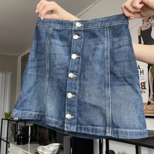 Jeanskjol - Jeanskjol med knappar från hm. Använd köp nu funktionen!  📦💗Frakten blir annars 69kr 