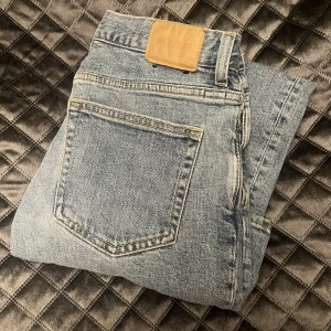 Weekday jeans - oanvända weekday jeans i modellen twig mid straight jeans💕Skriv för mer bilder💞