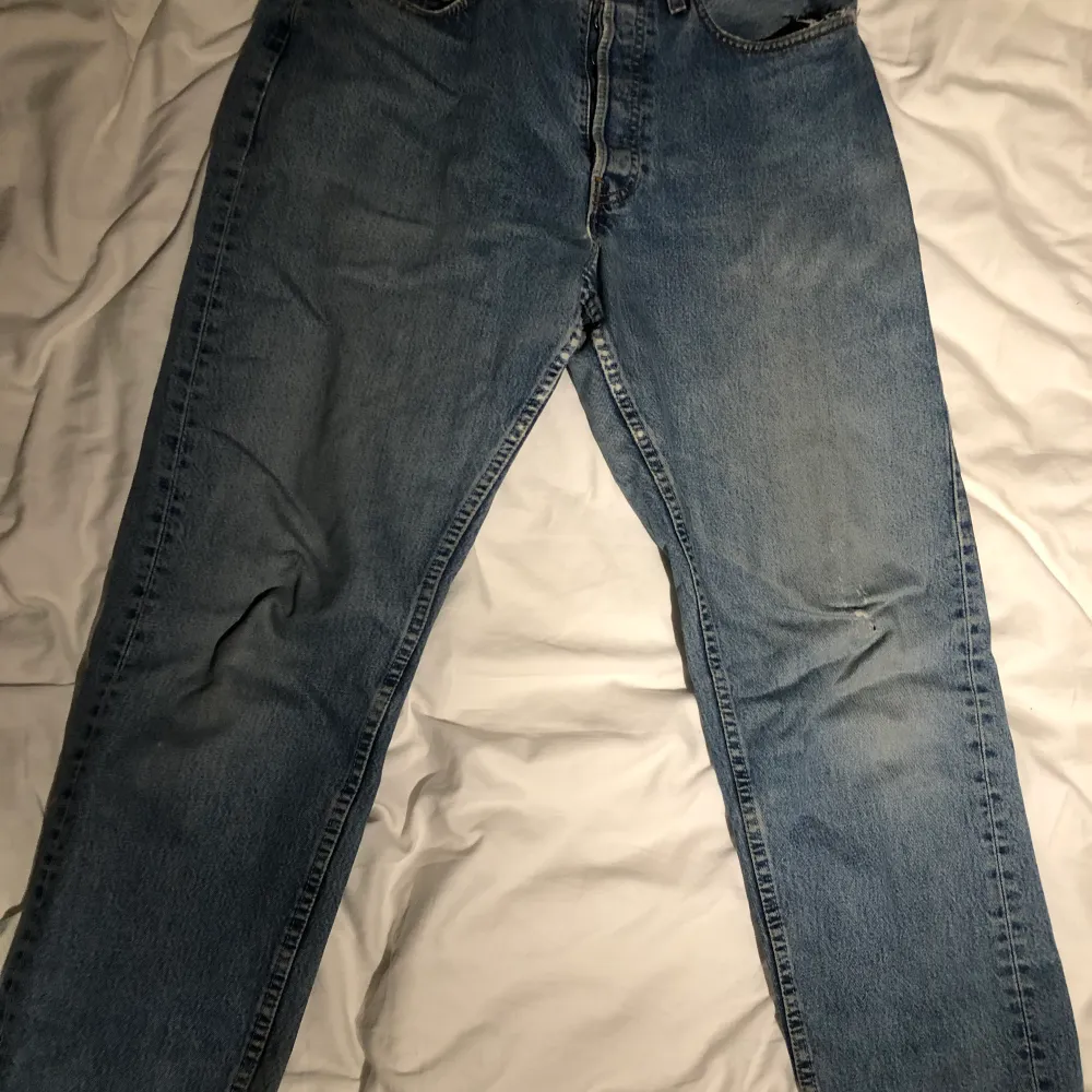 Säljer ett par retro Levis jeans. Storlek 30/32. . Jeans & Byxor.