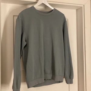 sweatshirt  - säljer denna fina gröna sweatshirt i bra skick💓