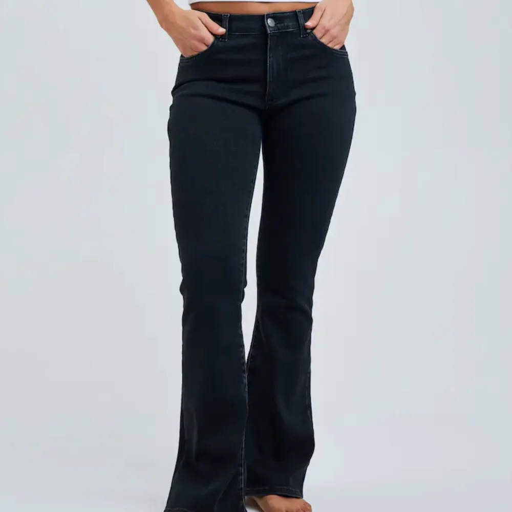 Säljer ett par jättesnygga lågmidjade bootcut jeans från bikbok i storlek xs. Jeans & Byxor.
